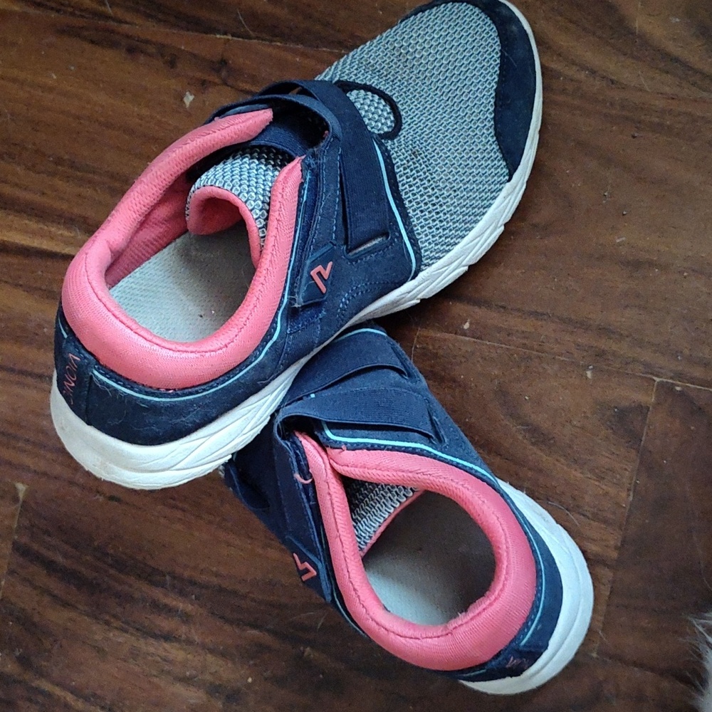Tennis shoes